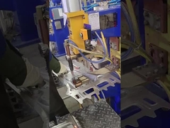 La máquina modificada para requisitos particulares no estándar de la soldadura por puntos se utiliza para soldar con autógena el B-pilar frío de la placa en el automobi